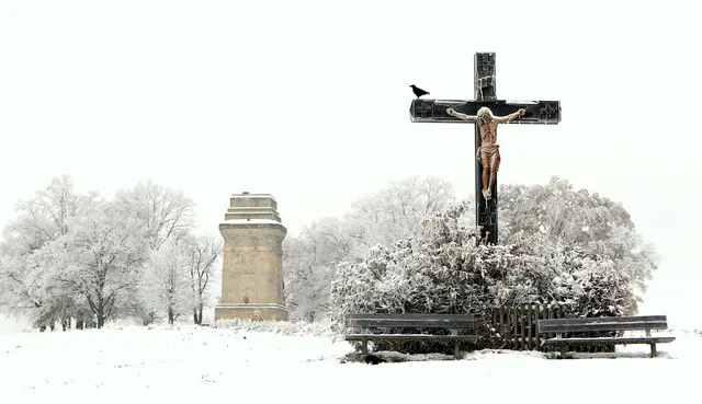 Man muß kein gläubiger Christ sein, um das freistehende Kreuz in seiner Symbolik harmonischer zu finden
