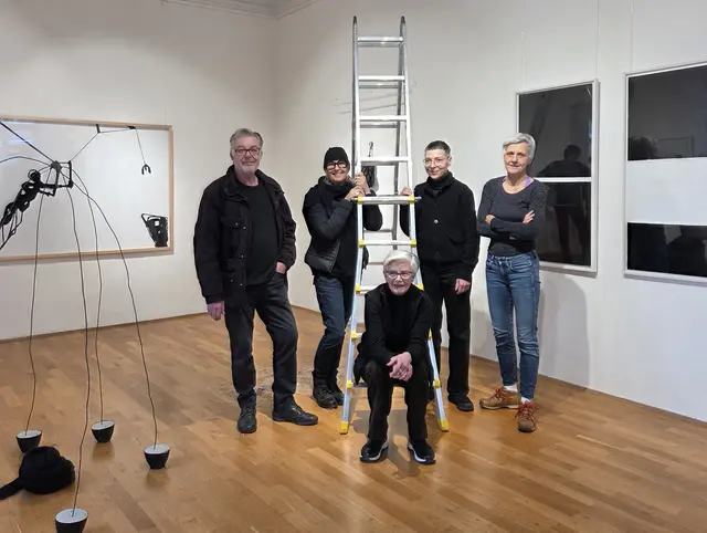 Beim Aufbau der Ausstellung (von links): Georg Kleber, Nina Zeilhofer, Jeannette Scheidle, Linda Bennani, Barbara Anna Auer.  | Foto: Petra Harenbrock  