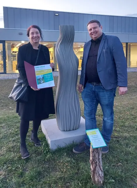 Stadtbergens Zweiter Bürgermeister Michael Smischek gratuliert Silvia Jung-Wiesenmayer zum Publikumspreis des Skulpturen-Kunstpreises 2025 für ihre Skulptur „Der Sonne entgegen“.  | Foto: Stadt Stadtbergen