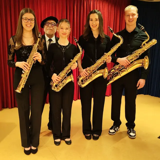 Chiara Bunk, Sarah Wiedmann, Lucia Reiter und Martin Stempfle (v. l.) mit Ihrem Lehrer und Mentor Manfred-Andreas Lipp (2. v. l.) haben sich zum neuen Saxophon-Ensemble "WSE" formiert.