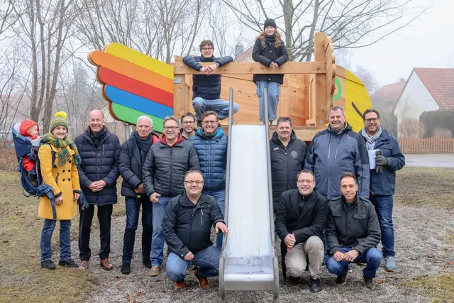(oben von links): Leon Gerlinger, Stella Romankiewicz
(Stehend von links nach rechts): Beatrice Jäger, Landrat Martin Sailer, Bürgermeister Lorenz Müller, Projektleiter Uli Weißenbach, Markus Reiß, Johannes Knoll, Christian Kruppe, Stefan Wagner, Roland Schiller
(Knieend von links nach rechts): Andreas Rest, Stephan Dölle und Norman Apt | Foto: Julia Pietsch