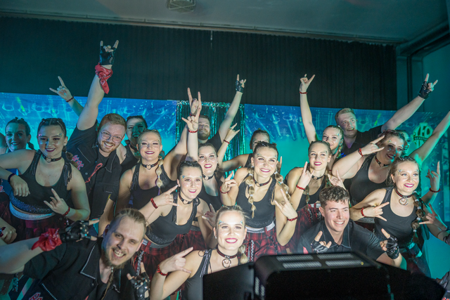 Zu einer wilden amerikanischen College-Abschlussparty unter dem Motto „Drölf vor Zwölf“ lädt das Gersthofener Männerballett Da Lachia in seiner Show der Karneval-Session 2025/2026 ein. Gastauftritt der Gersthofener Lechana | Foto: FSeventfoto