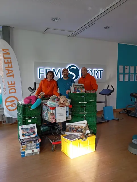 Erika, Leiterin der Tafelausgabe am Dienstag, und Wolfgang Zurmühlen mit Werner Thron, Inhaber von FEMISPORT Neusäß | Foto: Werner Thron