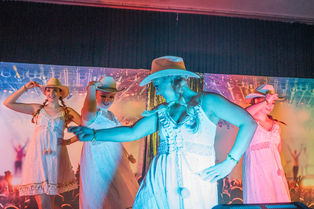 Zu einer wilden amerikanischen College-Abschlussparty unter dem Motto „Drölf vor Zwölf“ lädt das Gersthofener Männerballett Da Lachia in seiner Show der Karneval-Session 2025/2026 ein. Gastauftritt der Gersthofener Lechana | Foto: FSeventfoto