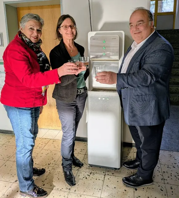 Stadtbergens Erster Bürgermeister Paulus Metz freut sich zusammen mit der ehemaligen Schulleiterin der Leopold-Mozart-Grundschule, Renate Wipfler (links), und der neuen Schulleiterin, Dr. Martina Walther (Mitte), über den neu installierten Trinkwasserspender im Schulgebäude. | Foto: Martin Bruckmeier