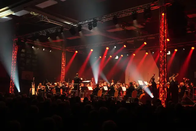 Unter der Leitung von Felix Mayer verschmolzen Chor und Orchester zu einem dichten, ausgewogenen Klangbild. | Foto: Denise Hartmann