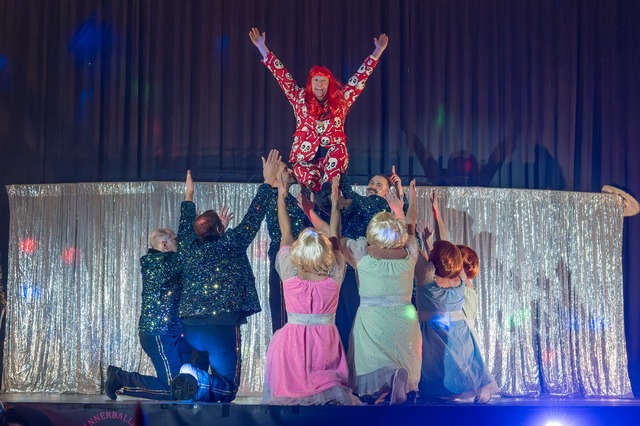 Zu einer wilden amerikanischen College-Abschlussparty unter dem Motto „Drölf vor Zwölf“ lädt das Gersthofener Männerballett Da Lachia in seiner Show der Karneval-Session 2025/2026 ein. | Foto: FSeventfoto