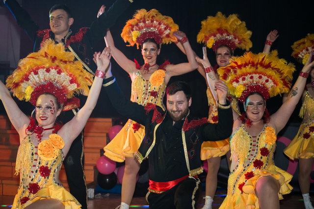 Zu einer wilden amerikanischen College-Abschlussparty unter dem Motto „Drölf vor Zwölf“ lädt das Gersthofener Männerballett Da Lachia in seiner Show der Karneval-Session 2025/2026 ein. Gastauftritt der Augsburg/Hochzoller Hollaria | Foto: FSeventfoto