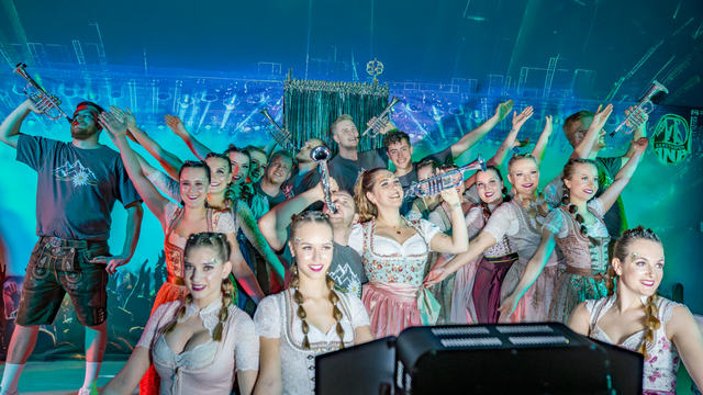 Zu einer wilden amerikanischen College-Abschlussparty unter dem Motto „Drölf vor Zwölf“ lädt das Gersthofener Männerballett Da Lachia in seiner Show der Karneval-Session 2025/2026 ein. Gastauftritt der Gersthofener Lechana | Foto: FSeventfoto