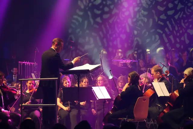 Unter der Leitung von Felix Mayer verschmolzen Chor und Orchester zu einem dichten, ausgewogenen Klangbild. | Foto: Denise Hartmann