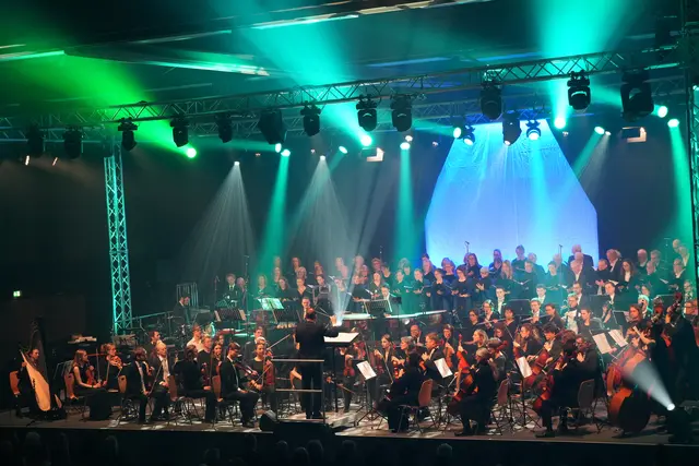 Der Philharmonische Chor Augsburg beeindruckte mit klanglicher Präzision und emotionaler Ausdruckskraft. Er wurde begleitet vom Symphonischen Ensemble München (SEM). | Foto: Denise Hartmann