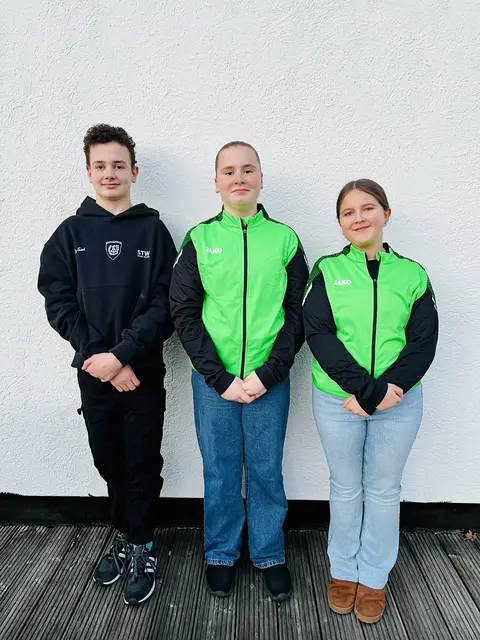 In der Mitte die amtierende Winter Schülerkönigin 2025 / 2026 der Schüler, Ailika Reimann, neben der zweitplatzierten Lina Kliemt und dem drittplatzierten Thorgen Reimann  | Foto: SG Sehnde Jugend / jr