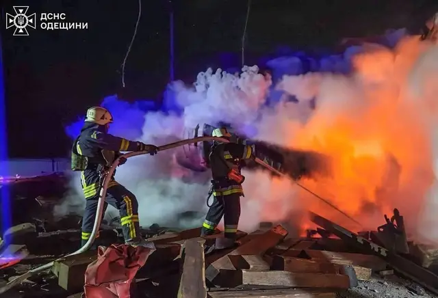 Löscharbeiten nach Zerstörung | Foto: Kyiv Independent