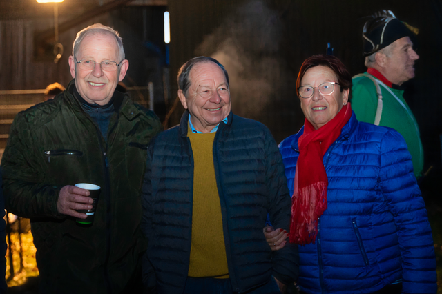 In den Abendstunden des Neujahrstags ist das Neujahrs-Böllern der Wulfertshausener Schützen eine beliebte Tradition. Mit dem aktuell sprichwörtlichen „Doppel- und Dreifach-Wumms“ wird mit donnernden Böllerschüssen aus den Flinten der Schützen das neue Jahr 2026 begrüßt. Im Bild v.l.: Aichach-Friedbergs Stellvertr. Landrat Manfred Losinger, Friedberger Ehrenbürger Franz und Martha Reißner | Foto: FSeventfoto