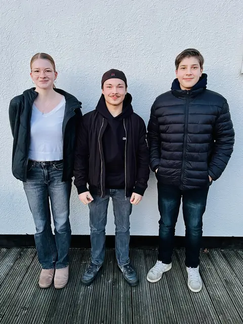 Leon Stadler als Winter Schülerkönig der Junioren, neben ihm die zweitplatzierte Nina Waltemathe und der drittplatzierte Florian Meißner  | Foto: SG Sehnde Jugend / jr