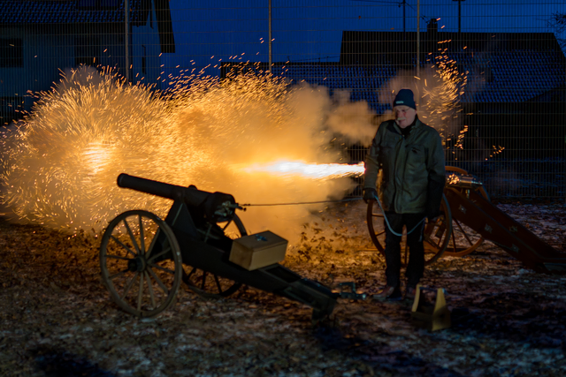 In den Abendstunden des Neujahrstags ist das Neujahrs-Böllern der Wulfertshausener Schützen eine beliebte Tradition. Mit dem aktuell sprichwörtlichen „Doppel- und Dreifach-Wumms“ wird mit donnernden Böllerschüssen aus den Flinten der Schützen das neue Jahr 2026 begrüßt.
Auch der stellvertr. Aichach-Friedberger Landrat Manfred Losinger feuerte seine Kanone | Foto: FSeventfoto