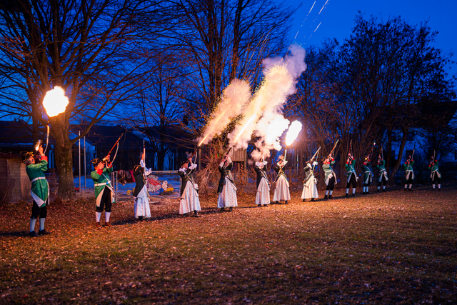 In den Abendstunden des Neujahrstags ist das Neujahrs-Böllern der Wulfertshausener Schützen eine beliebte Tradition. Mit dem aktuell sprichwörtlichen „Doppel- und Dreifach-Wumms“ wird mit donnernden Böllerschüssen aus den Flinten der Schützen das neue Jahr 2026 begrüßt. | Foto: FSeventfoto