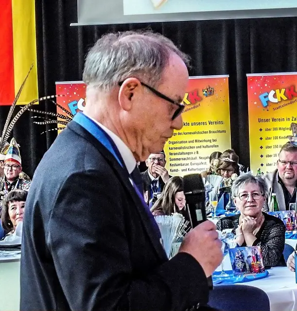 Der erste Stadtrat von Stadtallendorf Ottmar Bonacker begrüßte in seiner Neujahrsansprache die zahlreich erschienen Gäste. | Foto: Stadt Stadtallendorf
