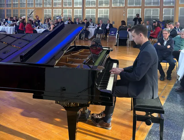 Der Pianist Elias Theis war musikalischer Teil des  Programms  | Foto: Stadt Stadtallendorf