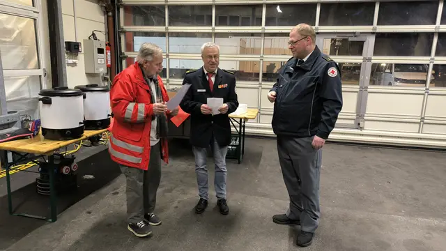 Stv. Landesbereitschaftsleiter Axel Müller (Mitte) und Bereitschaftsleiter Andreas Bruns (rechts) überreichen die Auszeichnung an Wolfgang Oldenburg