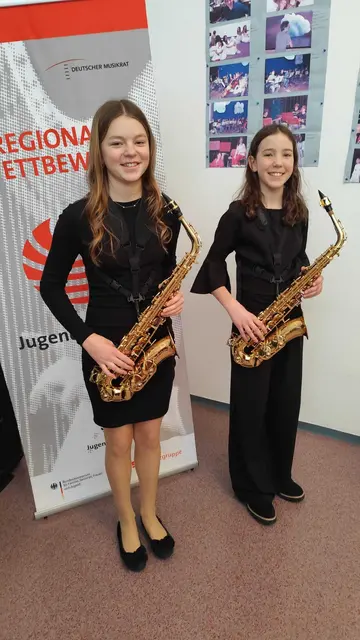 Celina Bunk und Johanna Pfeiffer (v. l.) freuen sich über 23 Punkte und einen 1. Preis mit Weiterleitung.