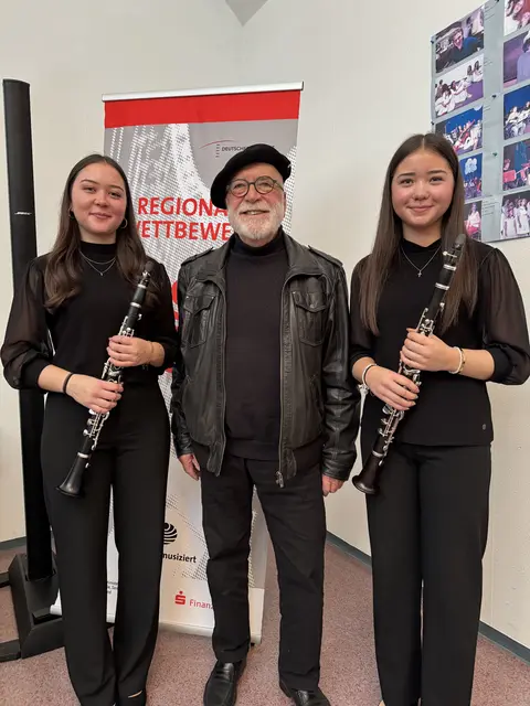 Sophia (links) und Isabell Tschan (rechts) freuen sich mit Ihrem Lehrer und Mentor Manfred-Andreas Lipp über 25 von 25 möglichen Punkten und einen 1. Preis mit Weiterleitung. 