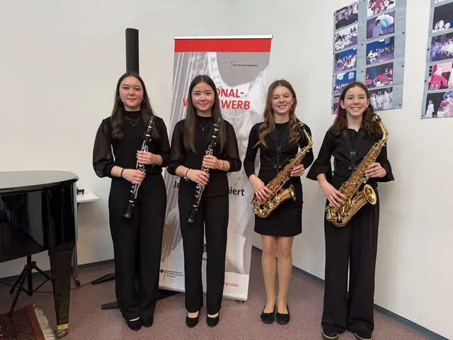 Erfolgreiche junge Musikerinnen aus der Musikschule Wertingen: (v. l.) Die Duos Sophia Tschan &amp;  Isabell Tschan sowie Celina Bunk &amp; Johanna Pfeiffer aus der Klarinetten- und Saxofonklasse von Manfred-Andreas Lipp freuen sich jeweils über einen 1. Preis mit Weiterleitung.