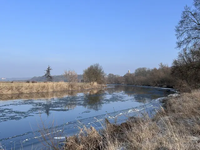 In der Ferne zu sehen der Turm der Schönburg 