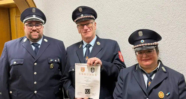 v.l.n.r Kommandant Mathias Burger, Ehrenvorsitzender Georg Mieslinger, Vorständin Maria Schwarz | Foto: Feuerwehr Affaltern