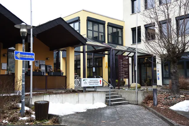 Eingang zum Bürgerhaus, das am Anfang des Kurparks steht.