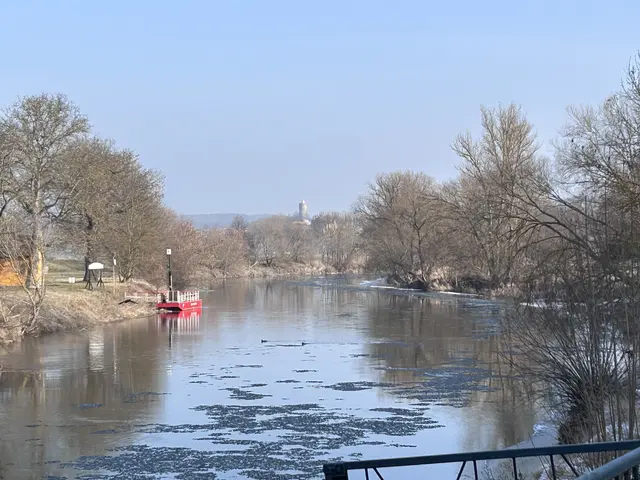 Fähranleger Schellsitz (orangefarben), im Hintergrund die Schönburg.