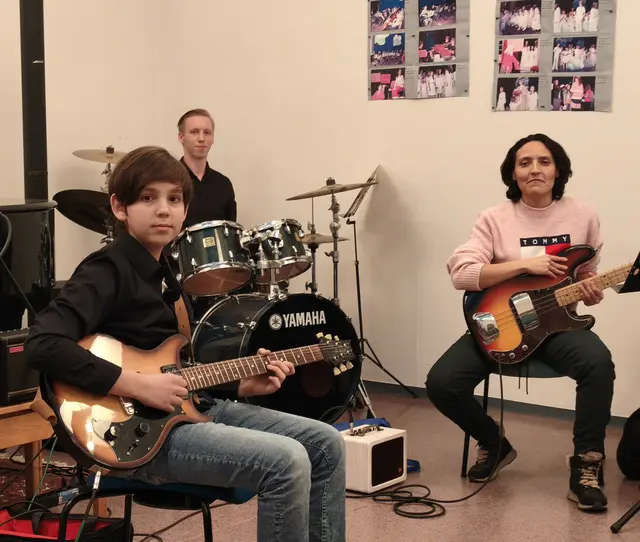 Timo Horn (links) erspielte sich auf der E-Gitarre bei Jugend musiziert mit 23 Punkten einen 1. Preis mit Weiterleitung, Begleitet wurde er von seiner Lehrerin Adriana Gomez (rechts) mit dem E-Bass und Kacper Bunkowski (mitte) am Schlagzeug.