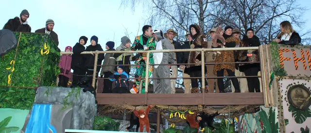 Hoch auf dem närrischen Wagen – da kam Freude und richtig Stimmung bei den Faschingsfreunden auf. | Foto: Peter Heider
