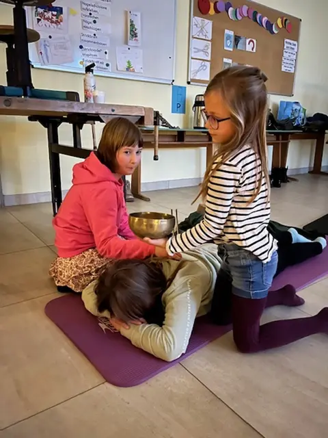 Auch die Wirkung von Klangschlagen am Körper wurde getestet. | Foto: Julia Bronner