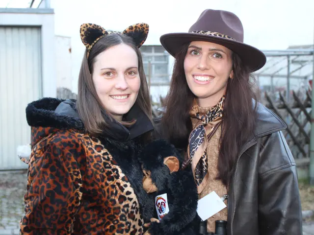 Stahlende Gesichter und viel Freude bei zwei jungen Damen vor Beginn der Faschingsfahrzeugpräsentation. | Foto: Peter Heider