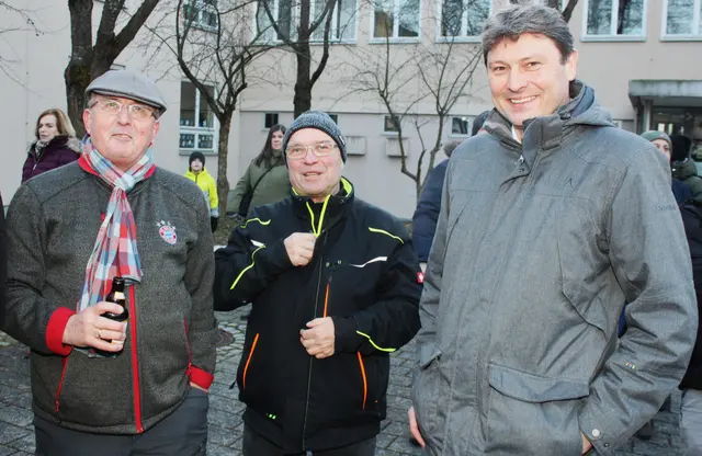 Marktgemeinderat Ernst Dittrich (links) und die beiden Meitinger Bürgermeister Michael Higl (rechts) und Rudi Helfert (Bildmitte) ließen es sich nicht nehmen an der Präsentation teilzunehmen. | Foto: Peter Heider