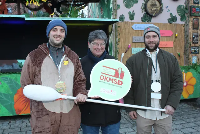 Spendenübergabe im Rahmen der Faschingswagenvorstellung an die Deutsche Knochenmarkspenden Dartei (von links) Bernhard Kraus, Brigitte Lehenberger und  Peter Müller. | Foto: Peter Heider