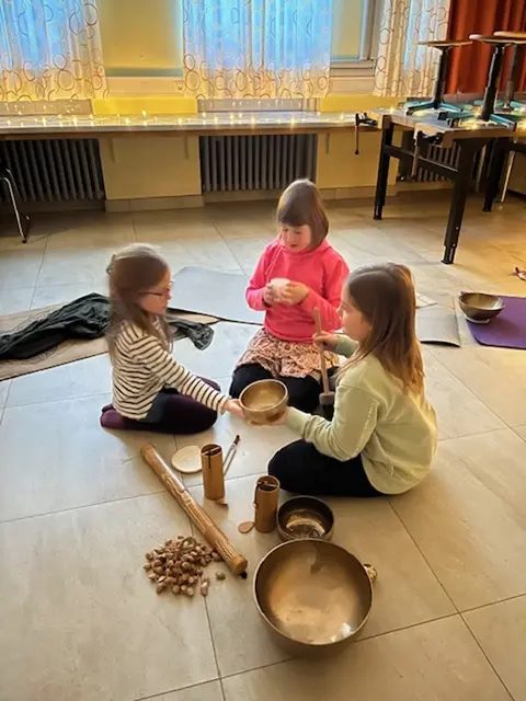 Die Klangschalen haben die Wühlmäuse fasziniert. | Foto: Julia Bronner