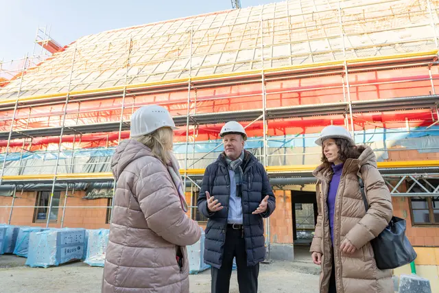 An Kunst und Kultur in finanziell schwierigen Zeiten zu sparen, ist für Bezirkstagspräsident Martin Sailer keine Option: Sie schaffen Identität und Zusammenhalt. Unter dem Namen Kunst_Raum entsteht am Weiherhof ein Ort für Kreative aller Richtungen.  | Foto: Gregor Hanewacker