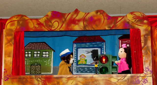 Der Löwe Lexi trifft auf Flopsi - die sich mal so gar nicht mit den Verkehrsregeln auskennt. 
Ob die Kinder es wohl besser wissen? 