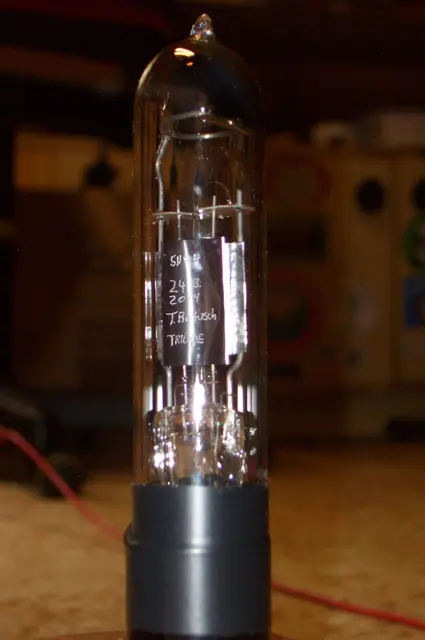 Schon eine Besonderheit diese Radioröhre. Das faszinierende daran, viele funktionieren heute noch. | Foto: Otto Killensberger