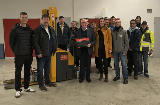 Das Bild zeigt bei der Übergabe (erste Reihe von links): Lukas Fischer (Fischer Gabelstapler), Christoph Fischer (Geschäftsführer Fischer Gabelstapler), Ferdinand Munk (Blaulichtbeauftragter Landkreis Günzburg), Margit Bendele (Teamleitung Amt für Brand- und Katastrophenschutz) und Daniel Höfle (stv. Teamleitung Amt für Brand- und Katastrophenschutz) sowie in den hinteren Reihen Mitglieder der ABC-Einheit und der UG-ÖEL des Landkreises Günzburg. 
 | Foto: Landratsamt Günzburg