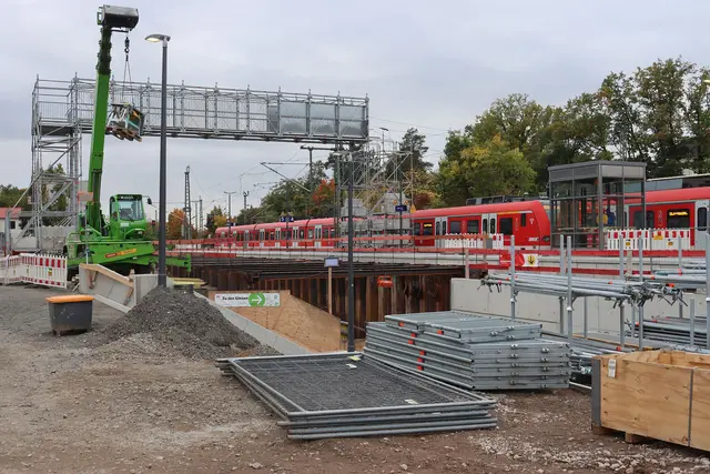 Im Oktober stand noch ein Rest von dem Fußgängersteg am Bahnhof Friedrichsdorf.