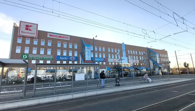 mit Anbindung von Buslinie 23 und 24
Tram 1, 2, 3,und 16
besser geht`s doch eigentlich nicht