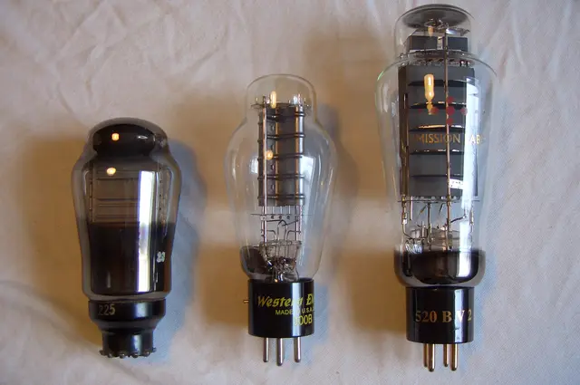 Einfach faszinierend diese Röhren (AD1, 300B und 520B). Beim Betrachten sollte man auch an die Erfinder und Entwickler dieser kleinen Wunderdinge denken. Einstmals viele Firmen stellten Radio- und Fernsehröhren her - Valvo - Siemens - Telefunken - Lorenz. Philips ist eine Holländische Firma, hatte dann aber etliche Firmen in ganz Europa. Tungsramist Engländer; RCA, Sylvania kommen aus den USA.  | Foto: Otto Killensberger