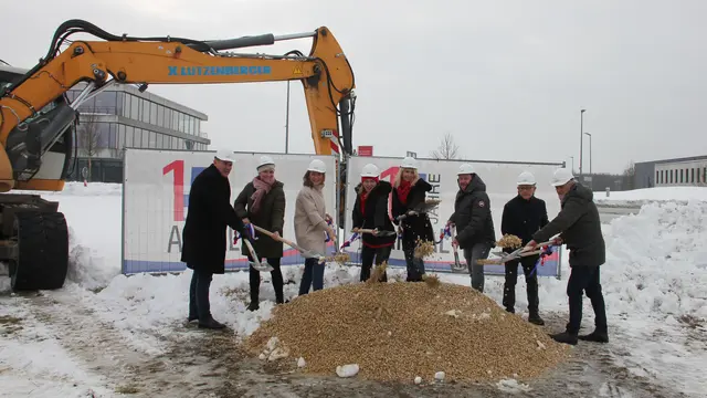 Baubeginn für den neuen Radweg entlang der Südumfahrung auf dem AREALpro in Leipheim.  | Foto: Angela Brenner / Landratsamt Günzburg 