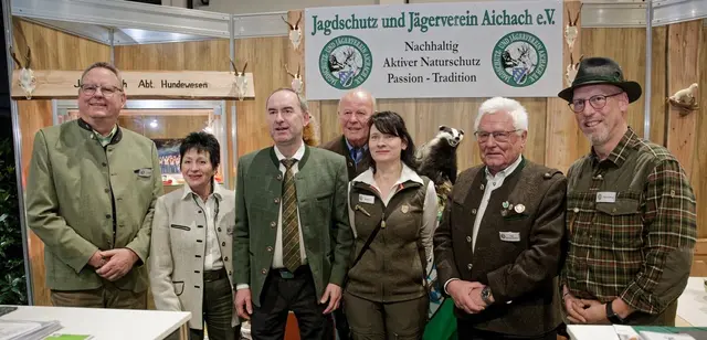 Ganz links Joachim Hochrein, in der Mitte Minister Hubert Aiwanger | Foto:  Jagdschutz und Jägerverein Aichach e. V.
