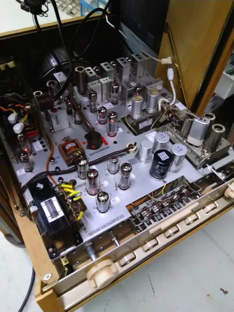 Das Innenleben des SABA Telerama, ein Fernsehprojektor. Bestückt mit vielen Röhren unterschiedlichster Bauart und Funktion. Restauriert von Boris Englmeier und Andi Meier. Funktioniert bestens - Vorführungen in Raum 2 im Rado- und Telefonmuseum Wretingen. | Foto: Otto Killensberger