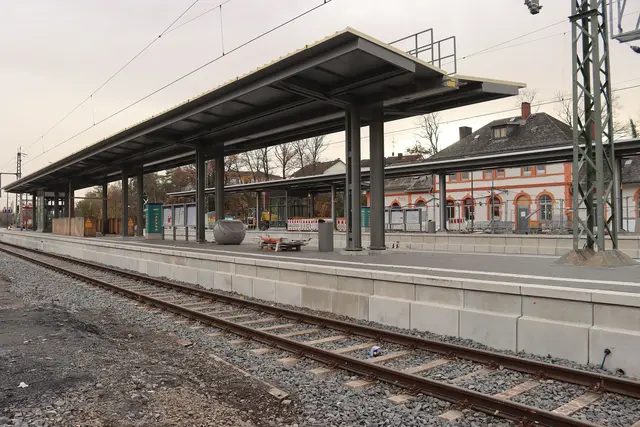 Neue Bahnsteigüberdachung in Friedrichsdorf