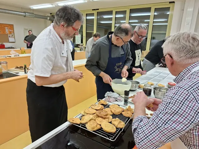 Auf diesen Gebäcktalern wird die Mascarponecrem angerichtet. Vorne links, Dr. Alois Mossmüller schaut ob alles funktioniert. | Foto: Otto Killensberger